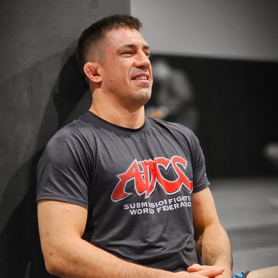 Roger Domínguez, head coach del club, con polera ADCC